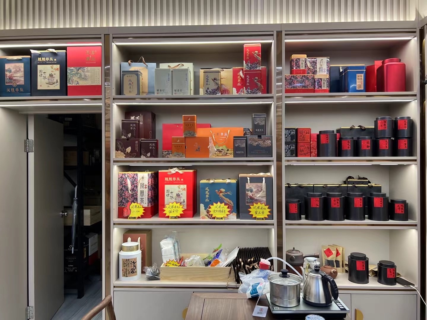 一站式烟酒茶柜定制+店铺改造,九揽全心服务助力商户创业无忧