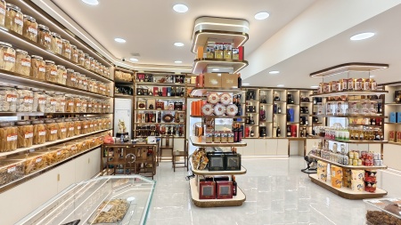 同样是烟酒店，这样的烟酒柜设计更容易提升门店质感。